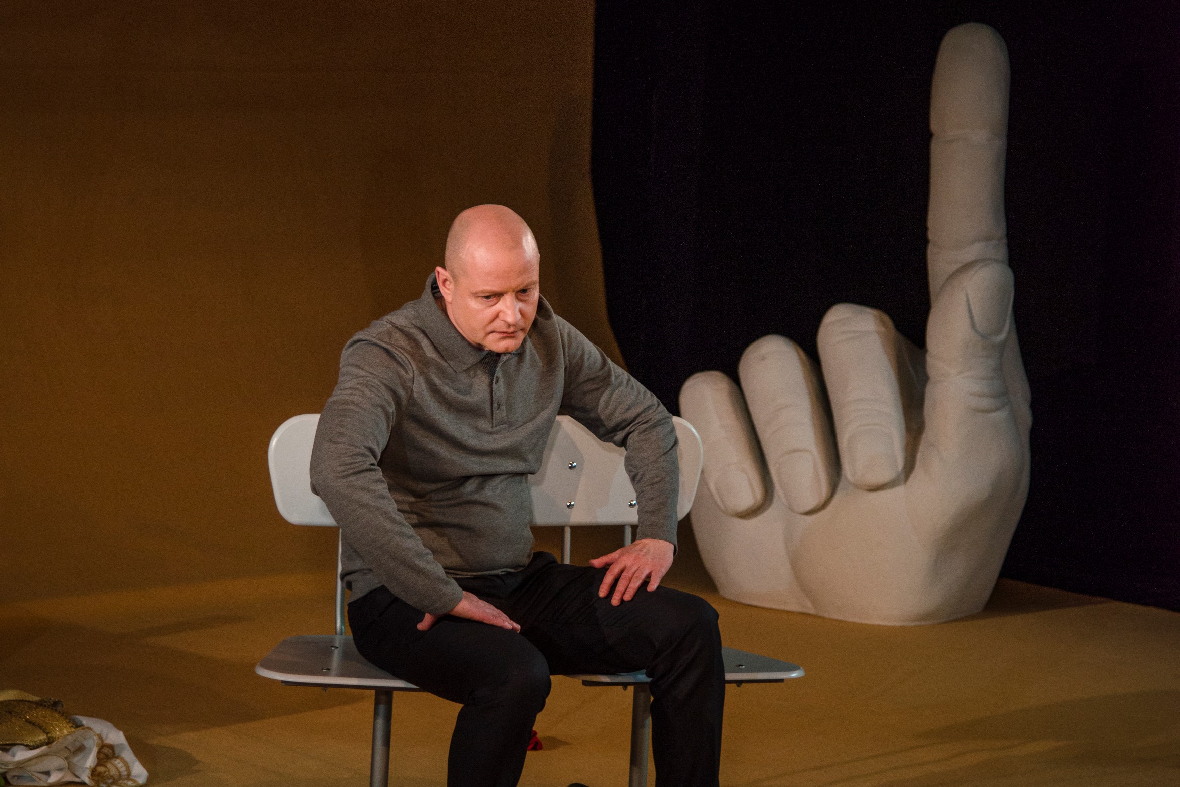 Ģirts Ķesteris izrādē "Atzīšanās" // Foto – Daina Geidmane